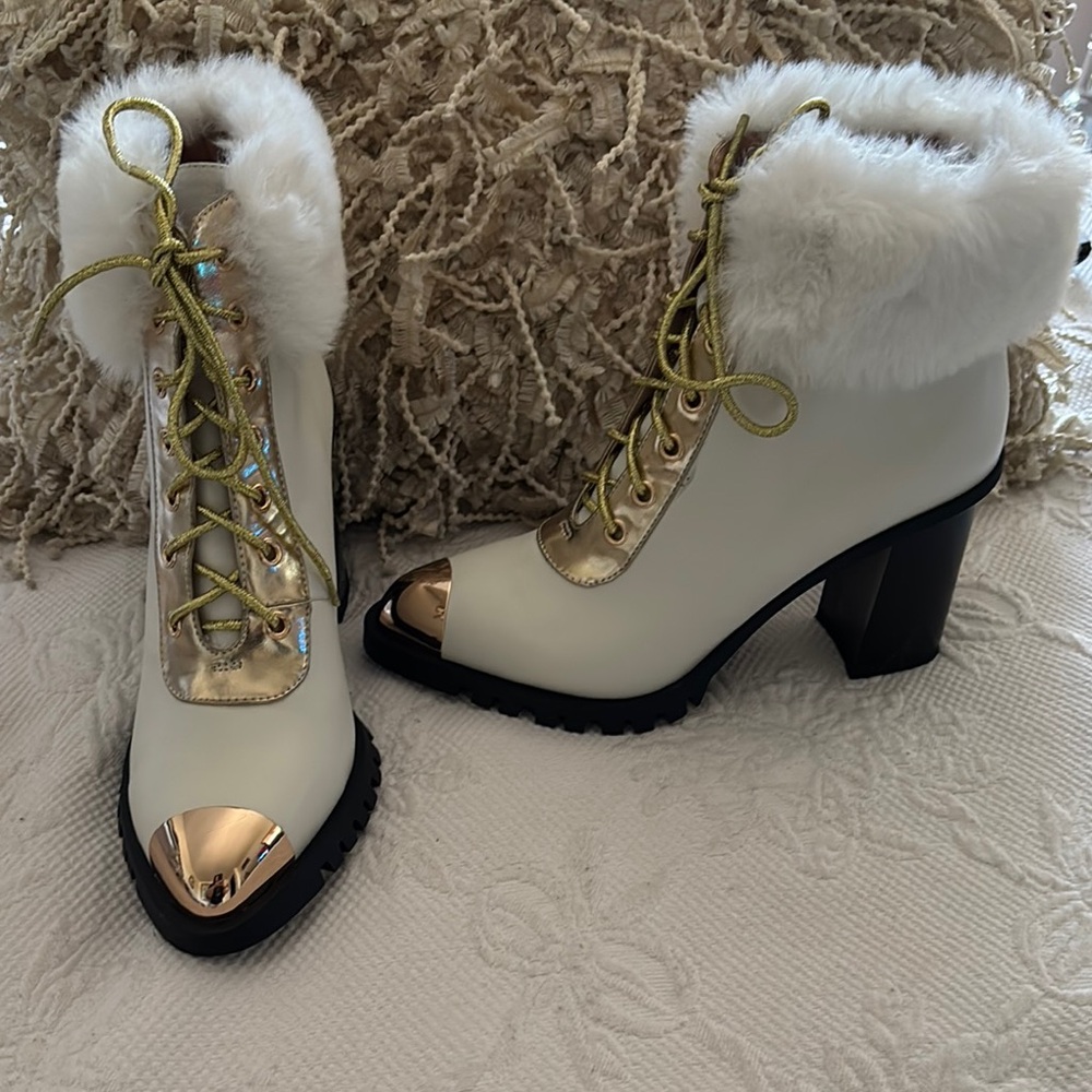 Things II Come Elegant White and Gold Women's Boots